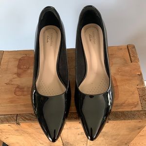 Clarks Black Pattern Leather Kitten Heel Size US 11 Pointed Toe Worn for 2 hrs